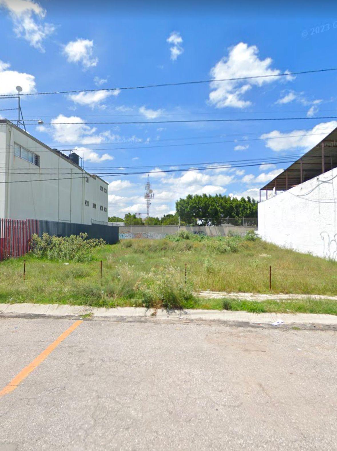 Excelente Terreno Comercial con Gran Estacionamiento 