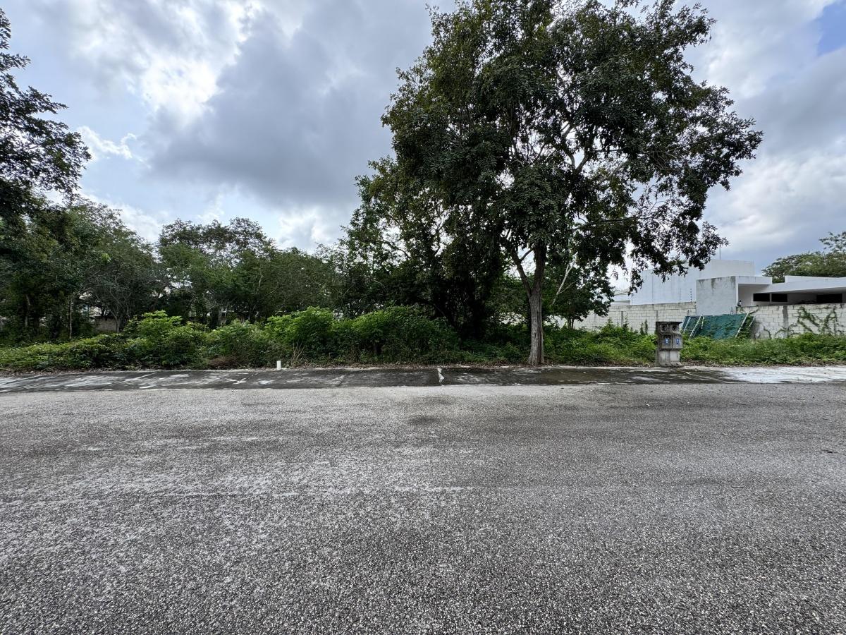Se vende terreno en residencial en zona Yucatan Country Club