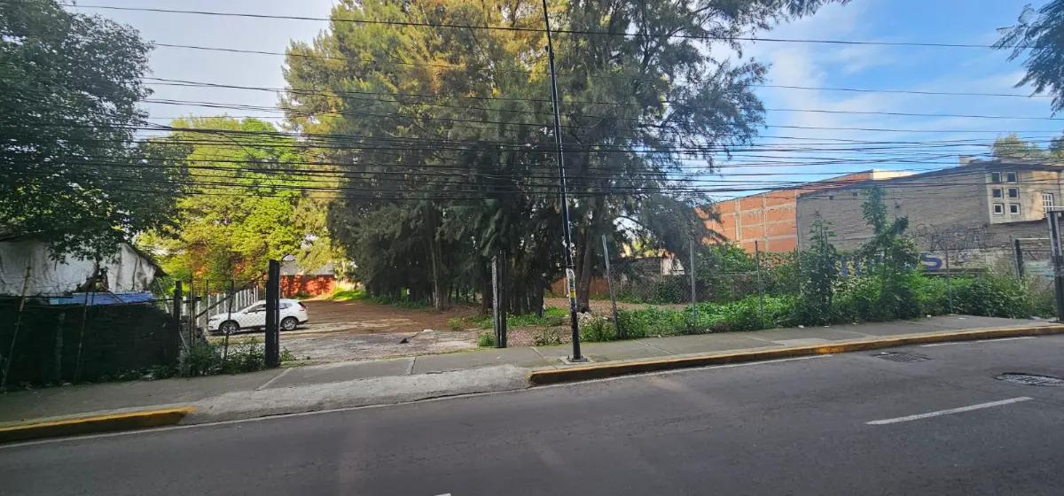 TERRENO COMERCIAL CON AMPLIO FRENTE  A VÍA PÚBLICA